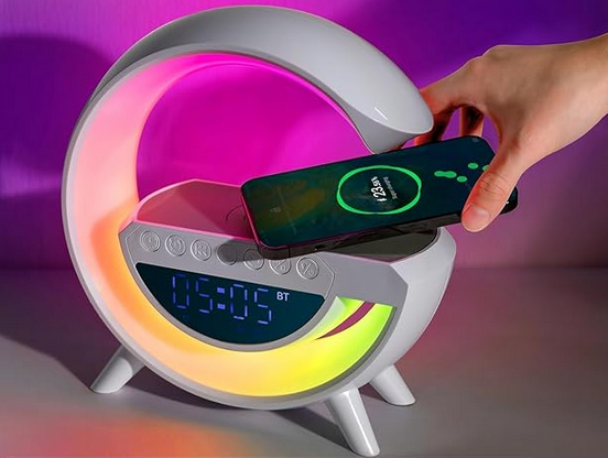 4 az 1-ben LÁMPA, VEZETÉK NÉLKÜLI TÖLTŐ, BLUETOOTH HANGSZÓRÓ ÓRÁVAL