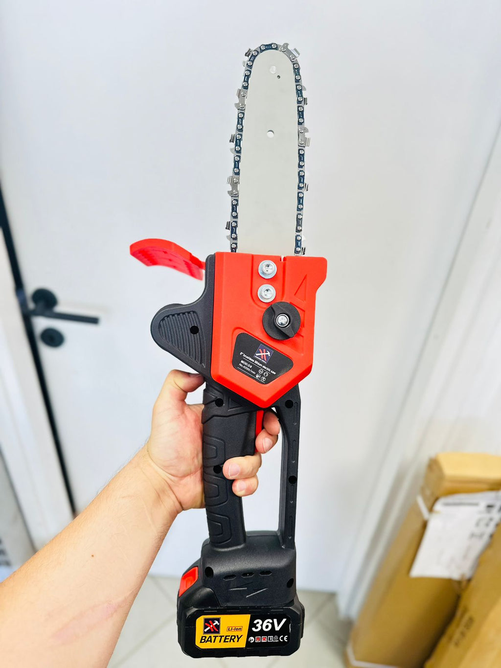 20 CM-ES AKKUMULÁTOROS FŰRÉSZ 2 AKKUMULÁTORRAL 36 V-OS KALAPÁCS SZERSZÁMOK