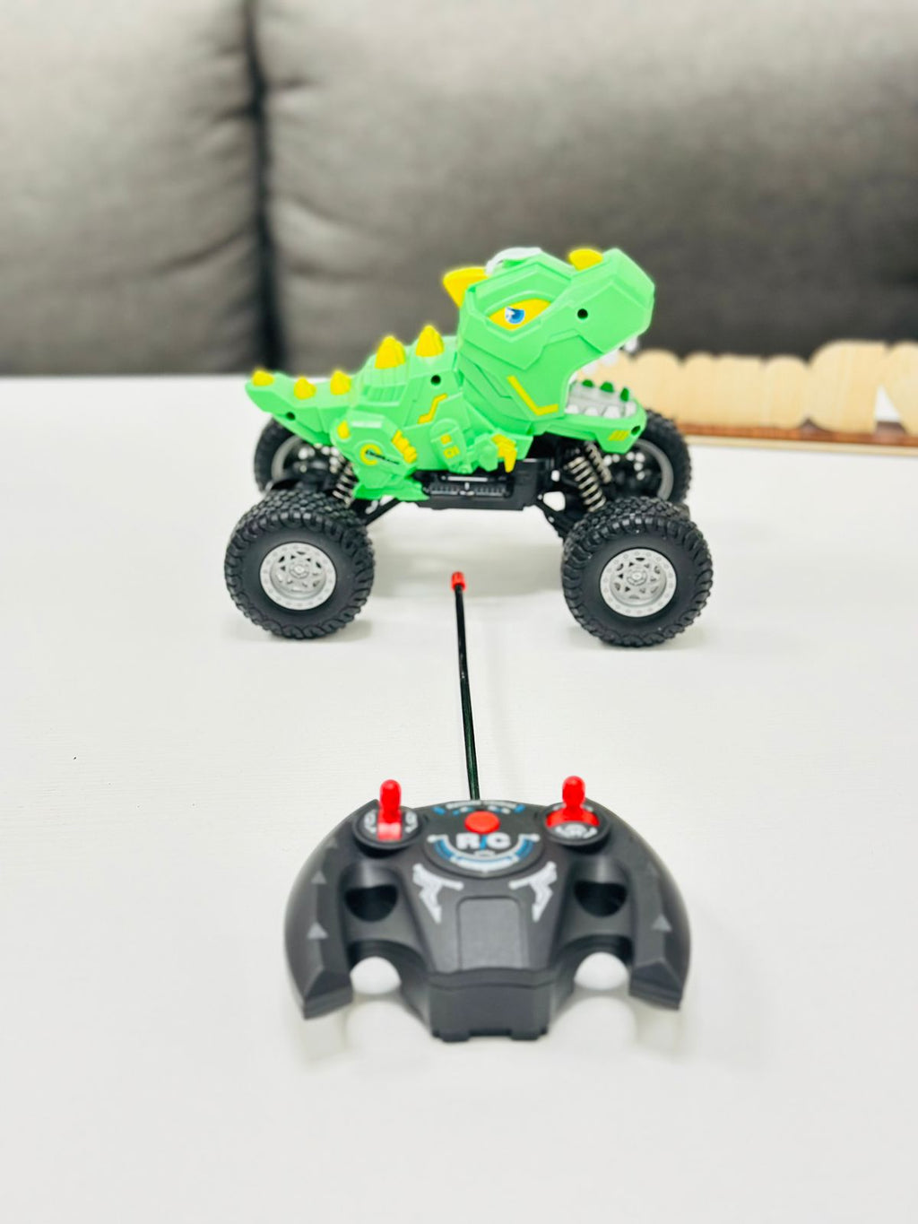 360 fokos távirányítós dinoszaurusz kitörő vízpermet-hatással