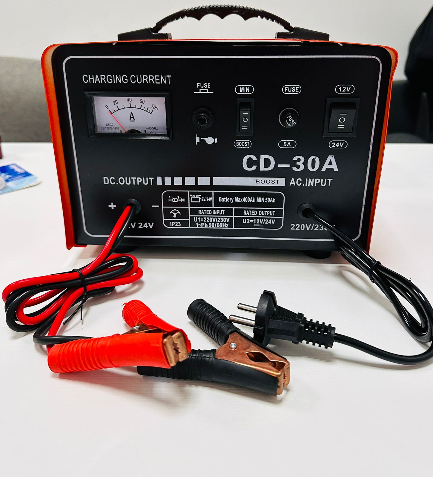 AKKUMULÁTORTÖLTŐ GYORS TÖLTÉSI FUNKCIÓVAL