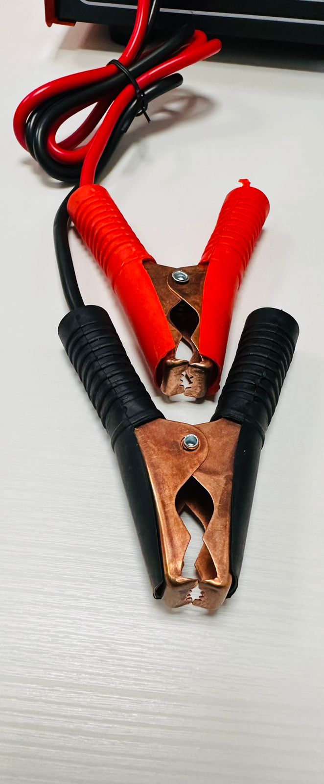 AKKUMULÁTORTÖLTŐ GYORS TÖLTÉSI FUNKCIÓVAL