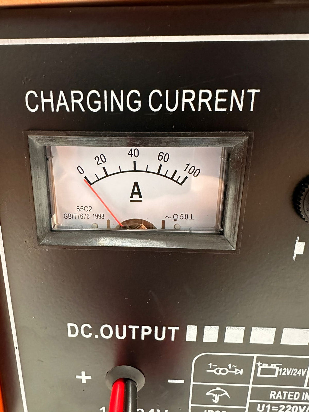 AKKUMULÁTORTÖLTŐ GYORS TÖLTÉSI FUNKCIÓVAL