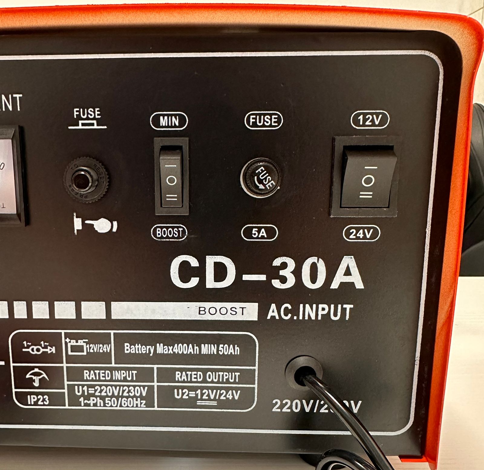 AKKUMULÁTORTÖLTŐ GYORS TÖLTÉSI FUNKCIÓVAL