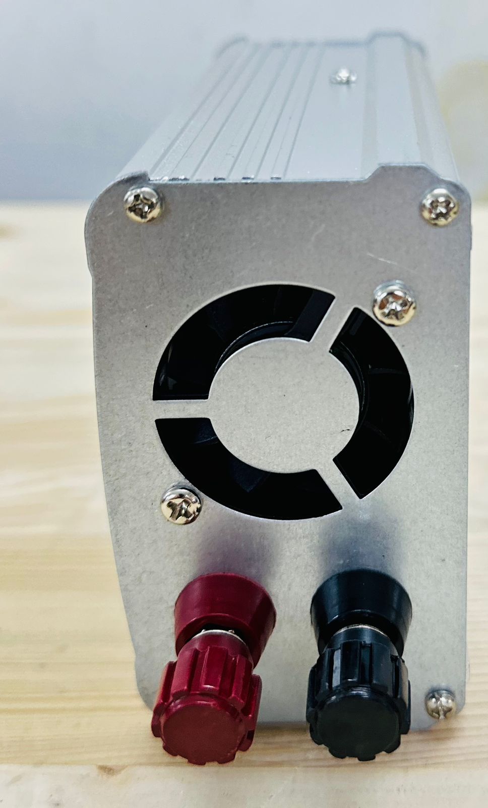 INVERTERES FESZÜLTSÉGÁTALAKÍTÓ 1600W