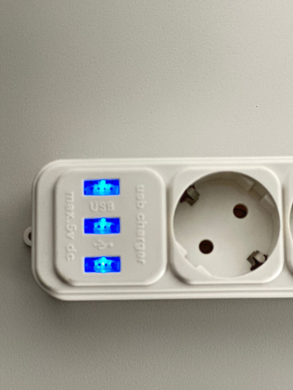 Hosszabbítókábel (4 aljzat, 3 USB bemenet) 2 darab