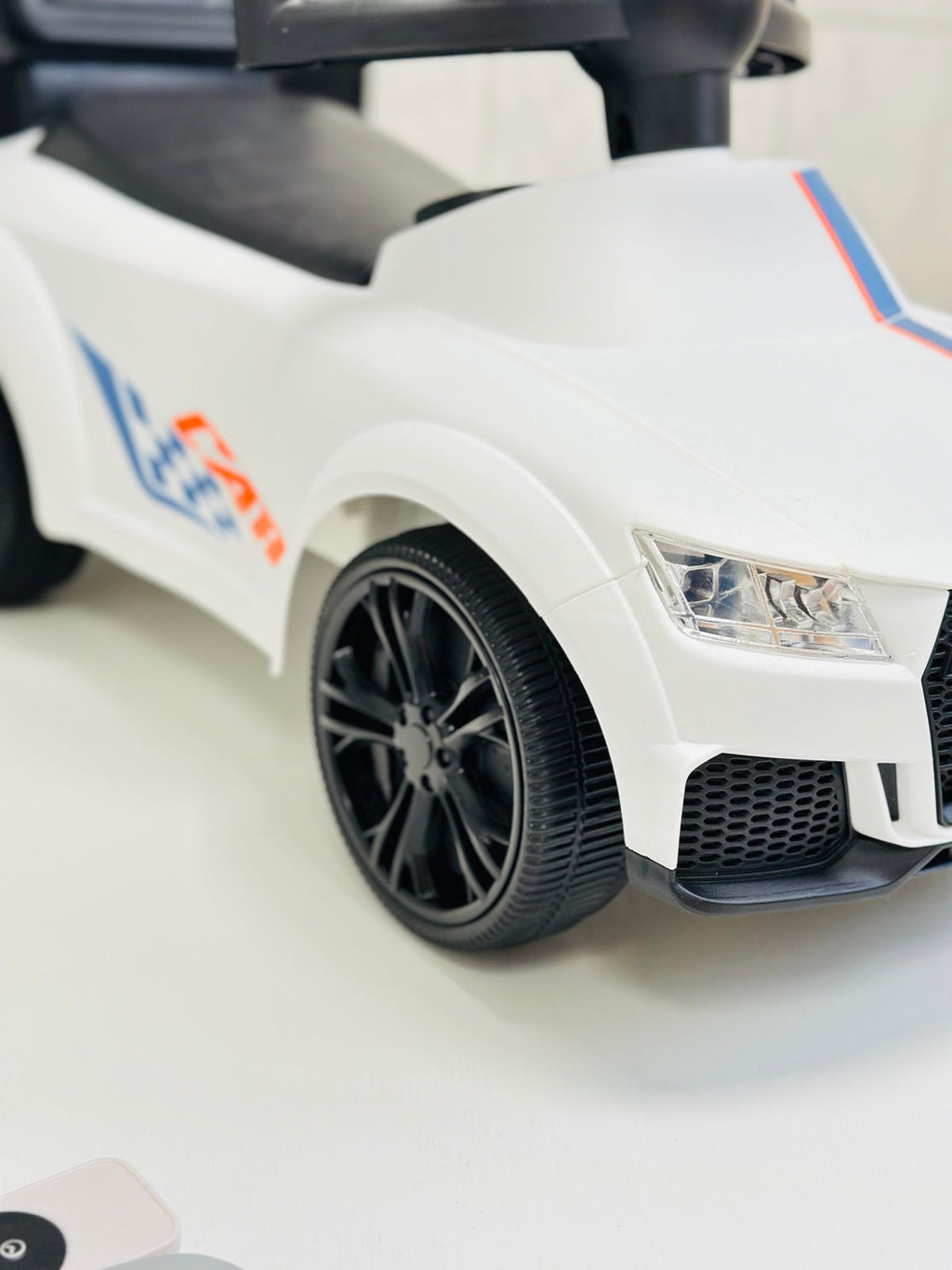 TOLÓAUTÓ FOGANATTAL ÉS ZENÉVEL